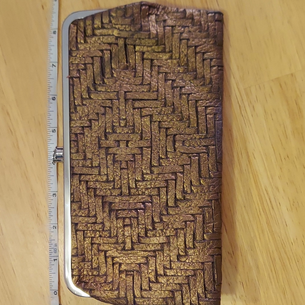 Gold Weave Pattern Clutch Kiss Clasp